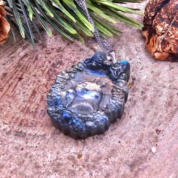 Nature Labradorite Flashy Totoro Portrait Pendant Necklace - Picture 6 of 10